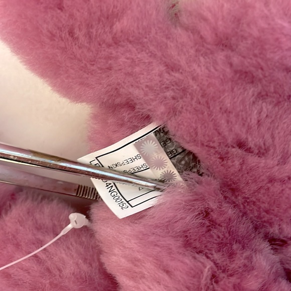 UGG Fluff Flip Flops size 9 - Picture 2 of 5